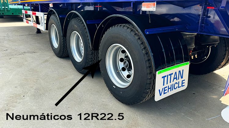 Camiones de tres ejes con remolques de plataforma