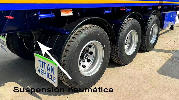 Camiones de tres ejes con remolques de plataforma