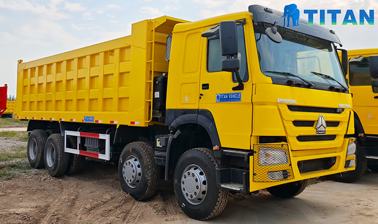 Vídeo de camión volquete usado y económico de Howo Howo Cheap Used Dump Truck  Camión volquete Howo 8x4 Precio: 21110 USD Además de la inspección y reparación integral de las piezas importantes, se reemplazará el motor y la transmisión de este camión volquete barato usado Howo 8x4 en venta cerca de mí en Nigeria por unos nuevos para garantizar la potencia de salida y la estabilidad del rendimiento del camión. El nuevo motor puede proporcionar una gran potencia y adaptarse a diversas condiciones de trabajo complejas, mientras que la nueva transmisión garantiza la suavidad y la velocidad de respuesta del cambio de marcha, lo que hace que la experiencia de conducción sea más cómoda y satisface así las necesidades de los clientes de un transporte eficiente.  Además de la limpieza profesional, la carrocería de este camión volquete usado barato Howo 8x4 en venta cerca de mí en Nigeria también se lijará y pintará nuevamente para garantizar la apariencia nueva del camión y la vida útil del mismo. La carrocería tratada con cuidado no solo mejora la apariencia y la hace lucir como nueva, sino que también extiende la vida útil del camión.  Este camión volquete usado y barato Howo 8x4 a la venta cerca de mí en Nigeria tiene un modo de conducción 8x4, que puede proporcionar una buena capacidad de carga y estabilidad para el transporte de carga pesada. Y mantiene un buen manejo y estabilidad de conducción en entornos de obras de construcción complejos.  Howo 8x4 Cheap Used Dump Trucks for Sale Near Me in Nigeria  Camiones volquete usados ​​y económicos Howo 8x4 ofertas de camiones  Howo 8x4 Cheap Used Dump Trucks for Sale Near Me in Nigeria  Camiones volquete usados ​​y económicos Howo 8x4 ofertas de camiones  Howo 8x4 Cheap Used Dump Trucks for Sale Near Me in Nigeria  Camiones volquete usados ​​y económicos Howo 8x4 ofertas de camiones  Howo 8x4 Cheap Used Dump Trucks for Sale Near Me in Nigeria  Camiones volquete usados ​​y económicos Howo 8x4 ofertas de camiones  Howo 8x4 Cheap Used Dump Trucks for Sale Near Me in Nigeria  Camiones volquete usados ​​y económicos Howo 8x4 ofertas de camiones  Howo 8x4 Cheap Used Dump Trucks for Sale Near Me in Nigeria  Camiones volquete usados ​​y económicos Howo 8x4 ofertas de camiones  Howo 8x4 Cheap Used Dump Trucks for Sale Near Me in Nigeria  Camiones volquete usados ​​y económicos Howo 8x4 ofertas de camiones  Ventajas del camión volquete usado y económico de Howo 1. Este camión volquete usado y barato Howo 8x4 a la venta cerca de mí en Nigeria tiene una estructura de carrocería resistente, ideal para el transporte pesado. La carrocería está hecha de acero de alta resistencia y ha sido sometida a un riguroso proceso de tratamiento para garantizar su durabilidad y estabilidad bajo cargas pesadas y entornos de trabajo hostiles. Ya sea en sitios de construcción, áreas mineras u otros escenarios de transporte complejos, la carrocería puede brindar un soporte confiable para resistir el impacto externo y el desgaste, y extender la vida útil del camión.  2. Este camión volquete usado barato howo 8x4 a la venta cerca de mí en Nigeria tiene un espacio espacioso, por lo que el conductor no se sentirá oprimido al conducir durante mucho tiempo. El asiento está hecho de materiales de alta calidad y tiene un diseño ergonómico, que puede reducir eficazmente la fatiga causada por la conducción prolongada. La cabina está equipada con un tablero multifunción, que puede monitorear fácilmente los diversos indicadores de rendimiento del vehículo. El diseño del parabrisas delantero y las ventanas laterales con un amplio campo de visión garantiza que el conductor pueda observar claramente el entorno circundante, mejorar la seguridad de conducción y reducir los riesgos causados ​​por los puntos ciegos.  3. Este camión volquete usado y barato Howo 8x4 a la venta cerca de mí en Nigeria está equipado con un tanque de combustible de gran capacidad para satisfacer las necesidades de transporte de larga distancia. El diseño de tanque de combustible grande no solo reduce la frecuencia de reabastecimiento de combustible, sino que también mejora la eficiencia del trabajo, especialmente cuando se trabaja en áreas remotas, el conductor puede concentrarse en el trabajo durante más tiempo sin tener que detenerse con frecuencia para reabastecerse. Este diseño hace que el vehículo funcione bien en el transporte de larga distancia y las operaciones de carga pesada, lo que mejora enormemente la economía.  4. Este camión volquete usado y barato de 8x4 de Howo en venta cerca de mí en Nigeria está equipado con neumáticos profesionales de alta resistencia para garantizar un excelente agarre y estabilidad en diversas condiciones de la carretera. Estos neumáticos están especialmente diseñados para soportar cargas elevadas y adaptarse a entornos complejos de obras de construcción, lo que mejora la seguridad y la fiabilidad de la conducción. Ya sea en caminos fangosos, terrenos arenosos y de grava o pendientes pronunciadas, este camión volquete puede mantener una buena capacidad de control para garantizar la finalización sin problemas de las tareas de transporte.  5. Este camión volquete usado barato de 8x4 de Howo en venta cerca de mí en Nigeria está equipado con cilindros hidráulicos de alta calidad. El sistema hidráulico responde y puede completar rápidamente las tareas de descarga, reducir el tiempo de espera y mejorar la eficiencia del trabajo. El diseño del cilindro hidráulico se ha calculado cuidadosamente para soportar alta presión para garantizar que sea estable y confiable bajo cargas pesadas. En general, este camión volquete ha tenido en cuenta las necesidades de los usuarios en el diseño y la configuración, brindando un excelente rendimiento y confiabilidad, lo que lo convierte en una opción ideal para los clientes en el campo del transporte pesado. Ya sea que transporte materiales de construcción, movimiento de tierras u otros productos pesados, este camión volquete HOWO 8x4 puede brindarles a los clientes una experiencia de transporte eficiente y económica.  Especificación del camión volquete usado económico de Howo Modelo: Camión volquete usado Howo 8x4   Tipo: 8x4  Cabina: HW76  Motor: WD615.47-371  Potencia: 371/420  Transmisión: HW19710+HW50PTO  Eje delantero: HF9  Eje trasero: HC16  Tanque de combustible: 400L  Neumático: 12R22.5  ¿Por qué elegir el camión usado TITAN VEHICLE?  USED HOWO TRUCK Gearbox   All New Parts Inside The Engine   Used Howo Truck Engine Of The Test Index Is Qualified   Motor estándar TITAN TITAN reemplazó el 90% de las piezas de motor de camión tractor howo usadas por otras nuevas y realizó una inspección integral del motor.  HOWO 6X4  Chasis estándar TITAN Para el chasis del camión howo usado, TITAN primero lo desmonta por completo, lo limpia con chorro de arena y elimina el óxido, luego le da una capa de pintura completa con pintura anticorrosión. TITAN ha reemplazado todos los demás accesorios del chasis del camión howo de segunda mano por otros nuevos.SITRA Howo camión tractor. mano.   TITAN Standard Chassis  Ejes estándar TITAN TITAN desmontará todos los ejes de cabeza de los camiones Howo usados ​​para inspeccionarlos y reemplazará todas las piezas internas defectuosas por otras nuevas. TITAN reemplazará todos los accesorios en el exterior del eje, incluidas las barras de dirección, las pastillas de freno y las cámaras de freno. Después de la renovación, TITAN limpiará con chorro de arena, eliminará el óxido del eje y rociará pintura anticorrosión en el eje. TITAN ofrece una garantía gratuita de un año para los camiones tractores Howo usados ​​en el motor, la caja de cambios y el eje. Para los neumáticos, TITAN ofrece una garantía de tres meses.SITRA Howo camión tractor.   TITAN Standard Axles   TITAN Standard Axles 