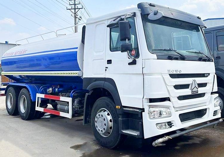 Camión rociador de agua Howo usado en venta