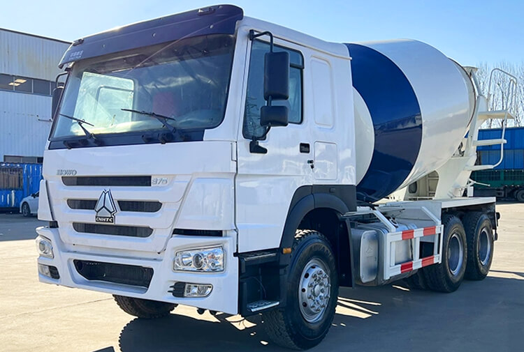 Camión mezclador Sinotruk Howo Transit de 6x4 y 10 m3 usado